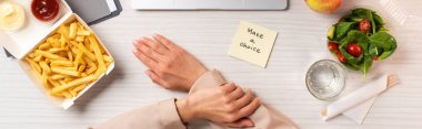 sağlıklı gıda ile işyerinde işkadını kadeh kırpılmış, abur cubur ve Not yazıt ile bir seçim yapmak