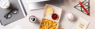 üstten görünüm Fransız kızartması soda olabilir, işyerinde beyzbol topu ve ofis malzemeleri