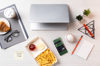 patates kızartması, yazıt öğle yemeği zamanı ile yapışkan not görünümünü en iyi dizüstü bilgisayar ve işyerinde rezervasyon uygulaması ile smartphone