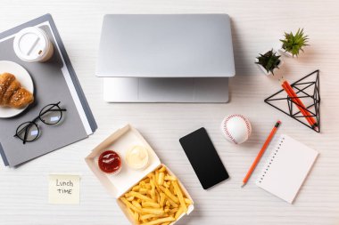 patates kızartması, yazıt öğle yemeği zamanı ile yapışkan not görünümünü en iyi dizüstü bilgisayar ve işyerinde boş ekran ile smartphone