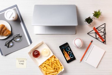 patates kızartması, yazıt öğle yemeği zamanı ile yapışkan not görünümünü en iyi dizüstü bilgisayar ve işyerinde grafiklerle smartphone