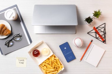 patates kızartması, yazıt öğle yemeği zamanı ile yapışkan not görünümünü en iyi dizüstü bilgisayar ve işyerinde facebook uygulaması ile smartphone