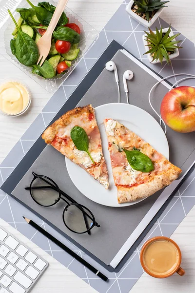 ofiste tabloda pizza, Gözlük, kulaklık ve apple üstten görünüm