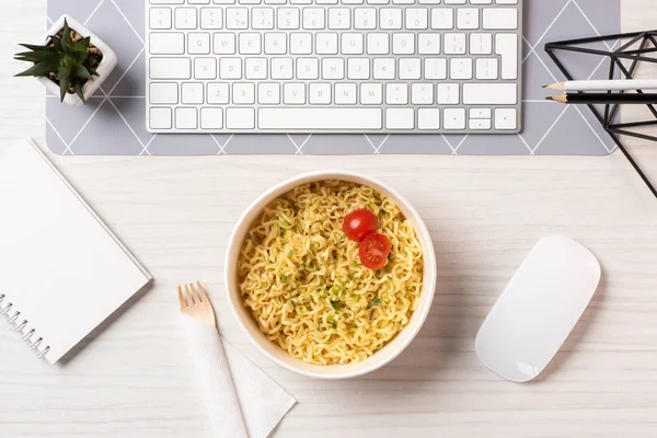 Vista Superior Del Cuenco Con Fideos Tenedor Ratón Ordenador Teclado — Foto de stock gratuita