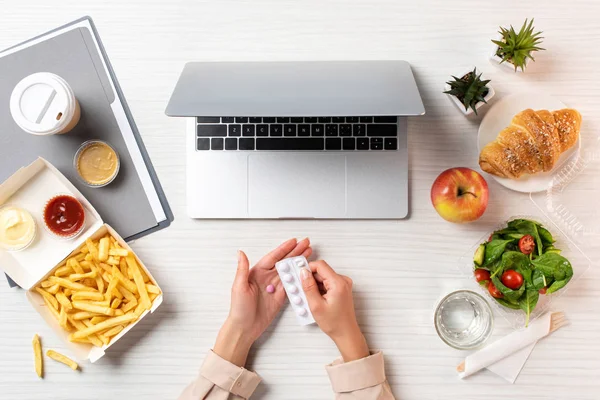 Cropped Shot Person Holding Pills Workplace Laptop Healthy Food Junk — Stock Photo, Image