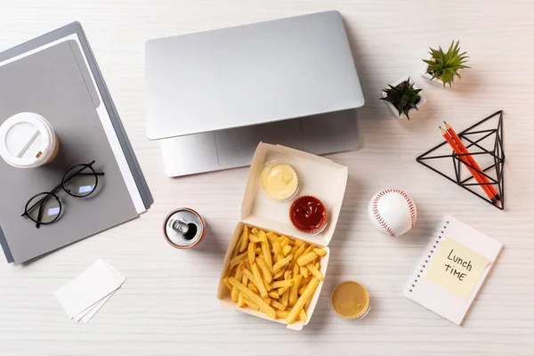 Vista Superior Papas Fritas Lata Refresco Ordenador Portátil Suministros Oficina —  Fotos de Stock