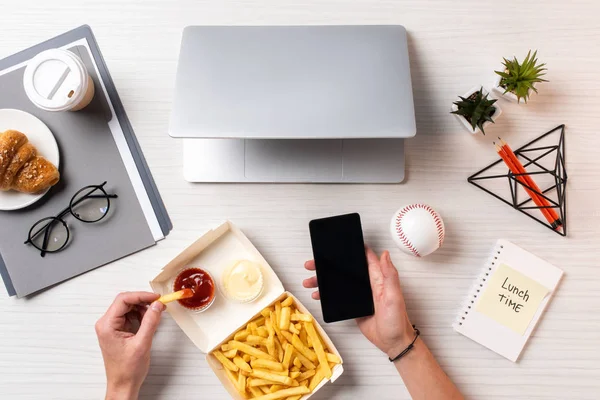 Recortado Persona Comiendo Papas Fritas Con Salsa Tomate Uso Teléfono — Foto de Stock