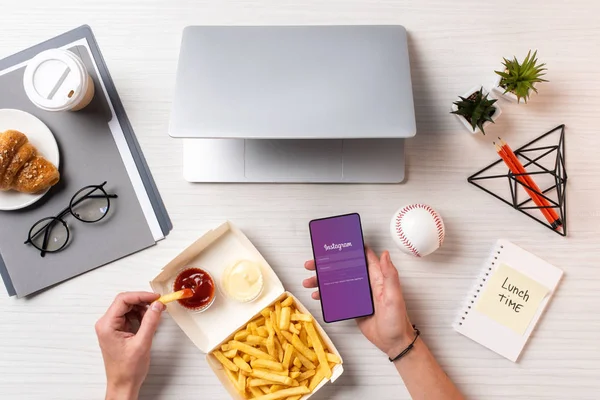 Schnappschuss Von Person Die Pommes Frites Mit Ketchup Isst Und — Stockfoto