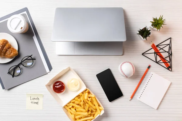 Top View French Fries Sticky Note Inscription Lunch Time Laptop — Free Stock Photo