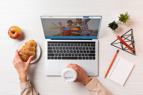 Tiro Recortado Empresária Segurando Copo Café Descartável Croissant Usar Laptop — Fotografia de Stock