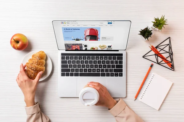 Tiro Recortado Empresária Segurando Copo Café Descartável Croissant Usar Laptop — Fotografia de Stock