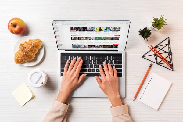 Cropped Shot Businesswoman Using Laptop Youtube Website Table Coffee Apple — Stock Photo, Image