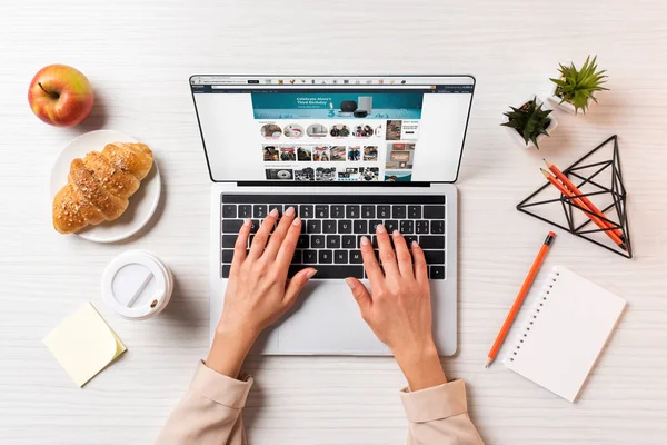 Tiro Recortado Empresária Usando Laptop Com Site Amazon Mesa Com — Fotografia de Stock