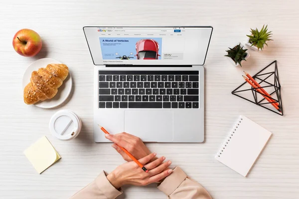 Foto Dipotong Tangan Perempuan Laptop Dengan Situs Ebay Dan Makan — Stok Foto