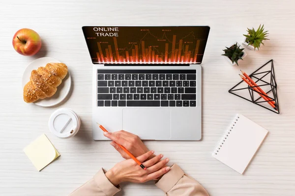 Tiro Recortado Mãos Femininas Laptop Com Gráficos Comércio Line Almoço — Fotografia de Stock