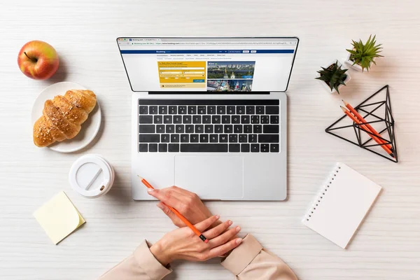 Cropped Shot Female Hands Laptop Booking Website Lunch Table Office — Stock Photo, Image