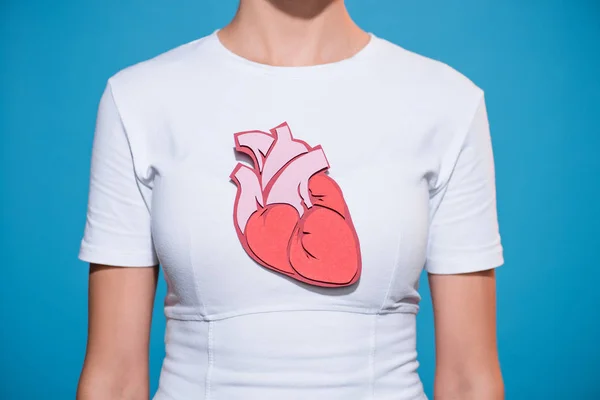裁剪拍摄的妇女在白色 T恤与纸的心脏在蓝色的背景 — 图库照片