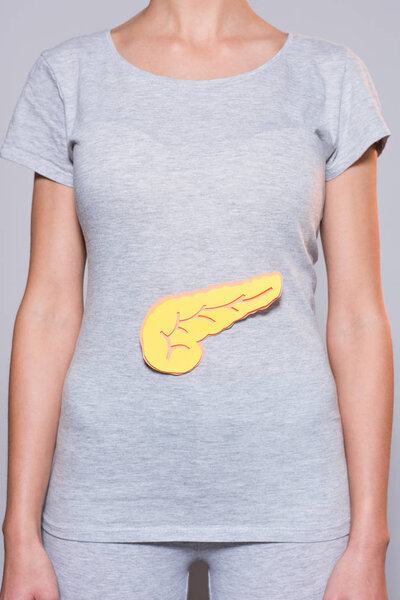 Частичный вид женщины с бумагой из поджелудочной железы на футболке на сером фоне
