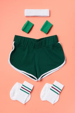 Bej renkli arka plan üzerinde retro spor giyim düz yatırın