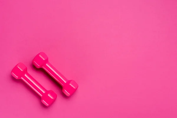 Верхний Снимок Двух Гантелей Розовом Фоне Копировальным Пространством — стоковое фото