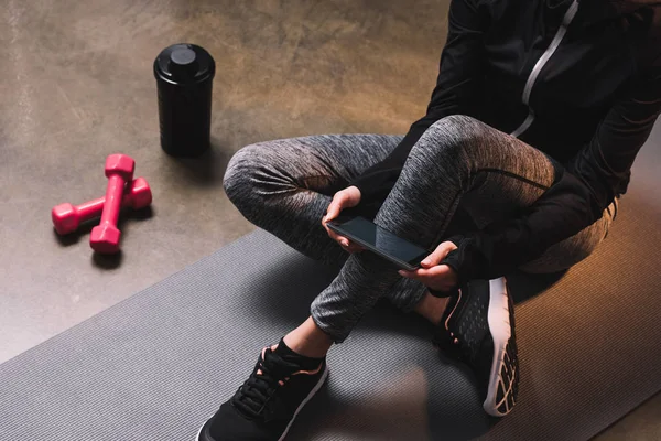 Weergave Van Sportieve Vrouw Met Smartpone Haar Handen Met Kopie — Gratis stockfoto