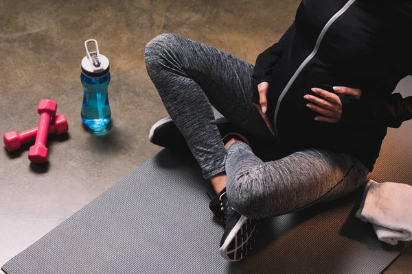 Cropped View Pregnant Sporty Woman Sitting Sportive Mat Sport Bottle — Stock Photo, Image