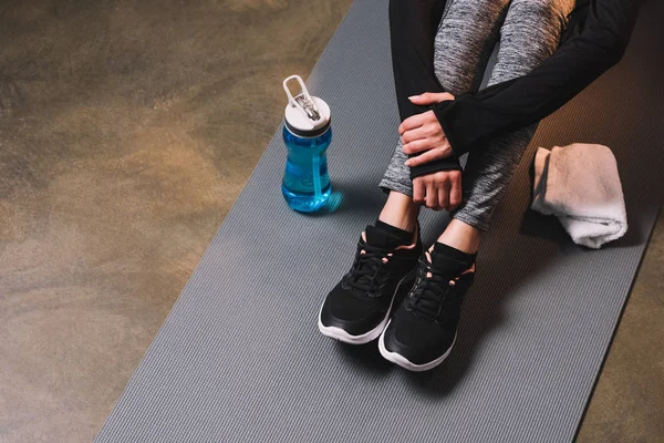 Cropped View Woman Sitting Sports Mat — Free Stock Photo