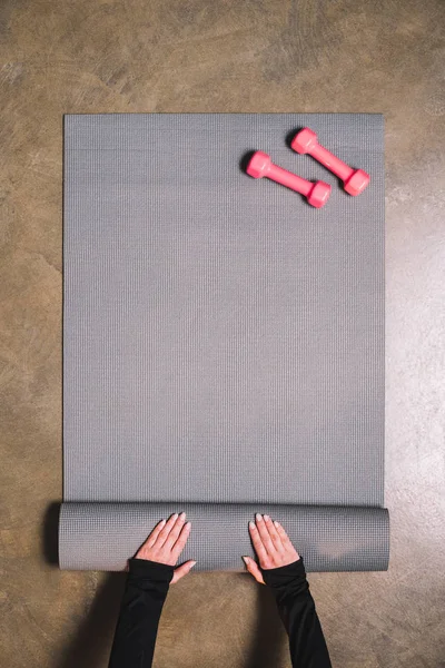 Вид Зверху Жіночі Руки Розгортають Спортивний Килимок Рожевими Гантелями — стокове фото