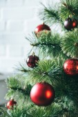 Zblízka pohled červené vánoční koule na stromeček