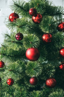 Kırmızı Noel topları görünümü Noel ağacı kadar kapatın