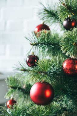 Kırmızı Noel topları görünümü Noel ağacı kadar kapatın