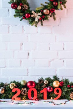 Noel çelenk ve 2019 yıl beyaz tuğla duvar arka plan üzerinde şarkı