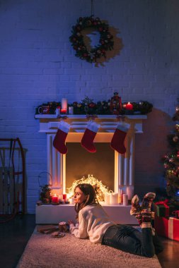 şömine ve Noel ağacı Noel yalan çekici kadın dekore edilmiş