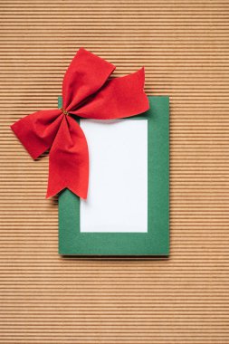 dokulu arka plan üzerinde kırmızı yay ile yeşil Noel çerçevenin üstten görünüm