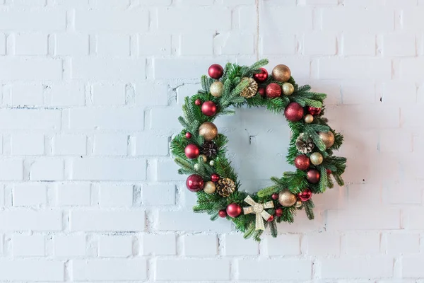 Grinalda Natal Decorado Com Bolas Arco Fundo Parede Tijolo Branco — Fotografia de Stock