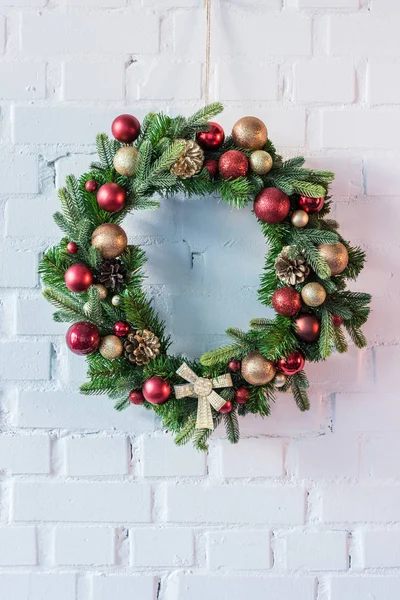 Christmas Wreath Hanging White Brick Wall — Stock Photo, Image