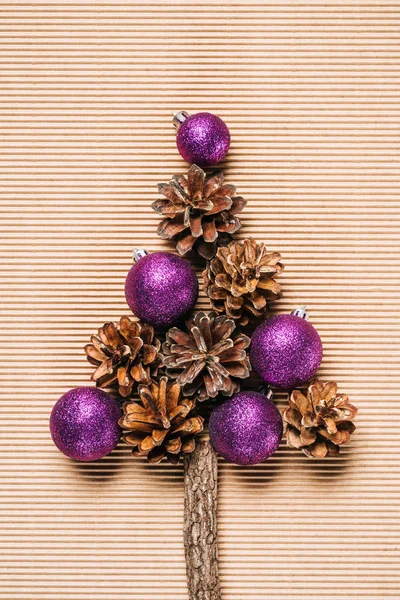 Plochou Položit Fialové Vánoční Koule Šišky Podobě Vánočního Stromu Podklad — Stock fotografie