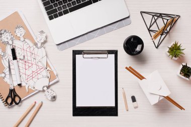 ofis büro dizüstü bilgisayar, ileti örneği ve boş levha, düz yatıyordu