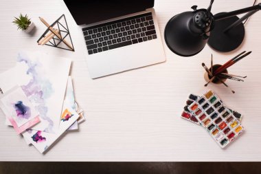 boş ekran, kopya alanı ve sanat malzemeleri, düz lay ile dizüstü bilgisayar ile ofis masası