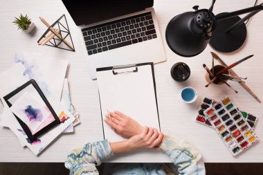 Görünüm Tasarımcısı ofis büro dizüstü bilgisayar ile kırpılmış, sanat malzemeleri, düz yatıyordu