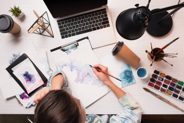 ofis büro dizüstü bilgisayar ile sanat malzemeleri ve çizim kadın sanatçı, düz yatıyordu