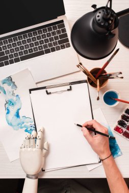 ofis büro dizüstü bilgisayar, boş sayfa ve kırpılmış el robot el ile düz yatıyordu