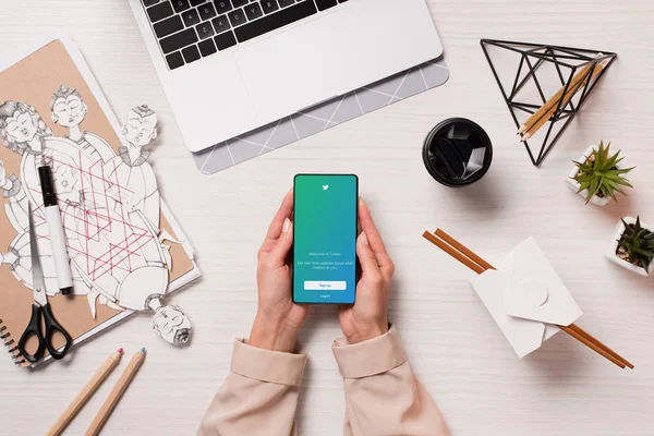 ラップトップとの女性両手 Twitter アプリとスマート フォン画面で フラットのオフィス デスクを置く — ストック写真