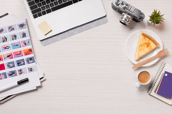 офисный стол с ноутбуком, дизайнерскими принадлежностями и копировальным пространством,
