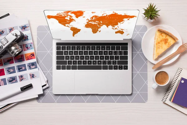 Escrivaninha Com Laptop Com Mapa Mundo Tela Flat Lay — Fotografia de Stock