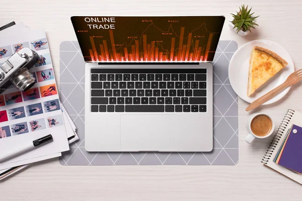 Office Skrivbord Med Laptop Med Online Handel Webbplats Skärm Platt — Stockfoto
