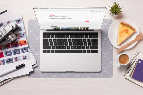 Office Desk Laptop Airbnb Website Screen Flat Lay — Stock Photo, Image
