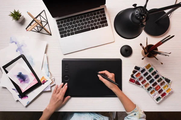 Escrivaninha Com Laptop Materiais Arte Vista Cortada Designer Usando Gráficos — Fotografia de Stock