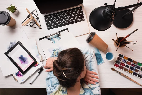 Bureau Met Moe Bijgesneden Vrouwelijke Kunstenaar Laptop Art Supplies Plat — Stockfoto