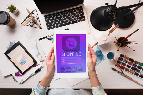 Bijgesneden Weergave Van Ontwerper Holding Tablet Met Shopping App Het — Stockfoto